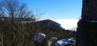 04-nur-die-hoeheren-Gipfel-ragen-aus-dem-Nebelmeer