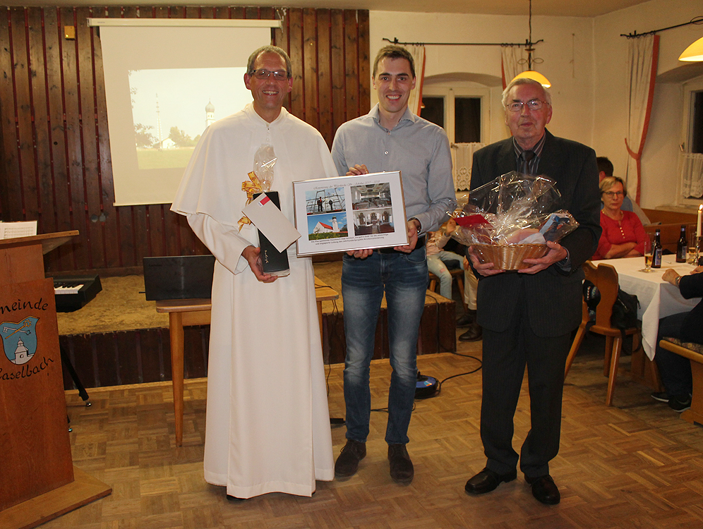 2018 10 06 180 Festabend Simon Haas bedankt sich bei Pfarrer P Dominik und Prof Hausberger ero