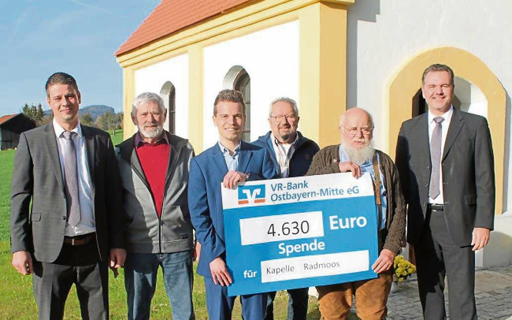 2022 11 10 Scheck fuer Kapellenrestaurierung Radmoos