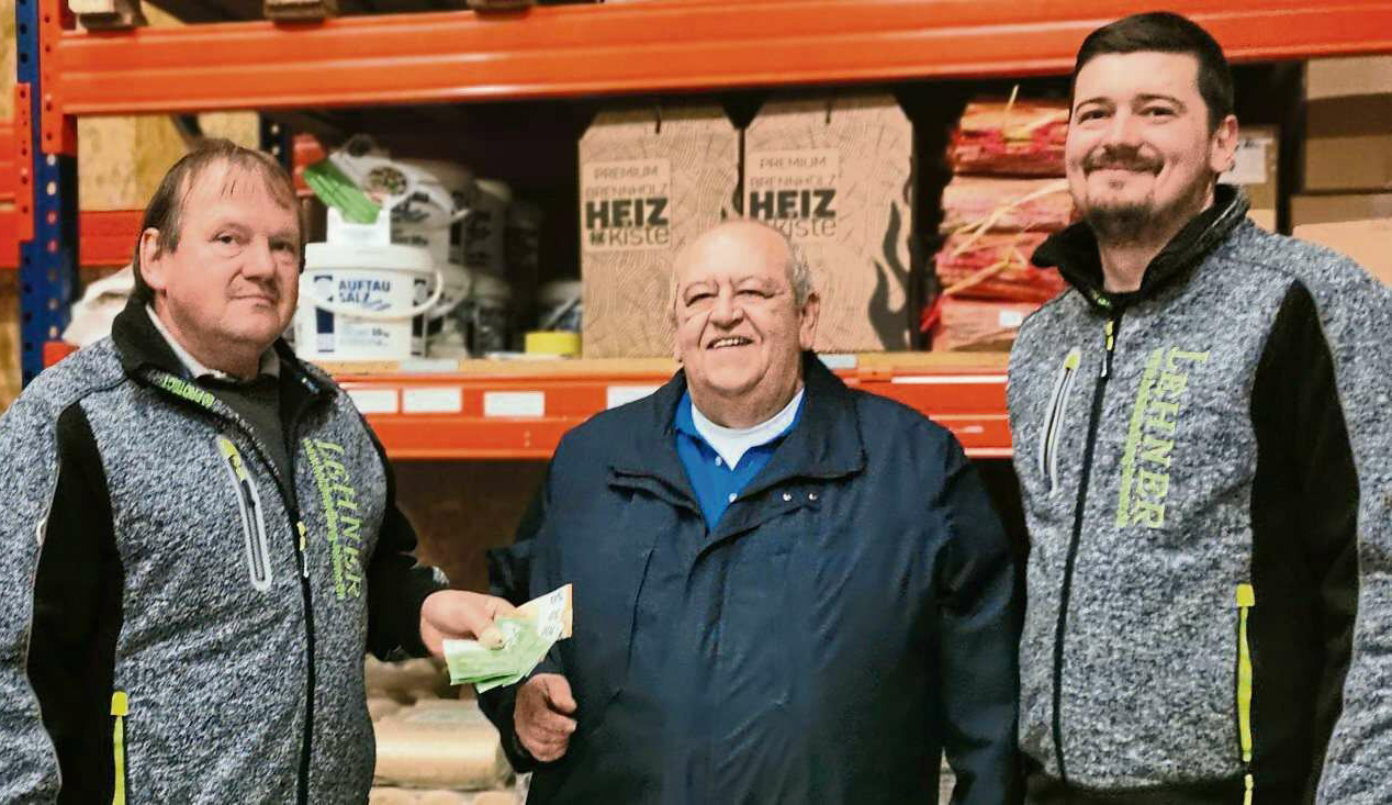 2022 12 03 Holz Lehner Ascha spendet an BRK